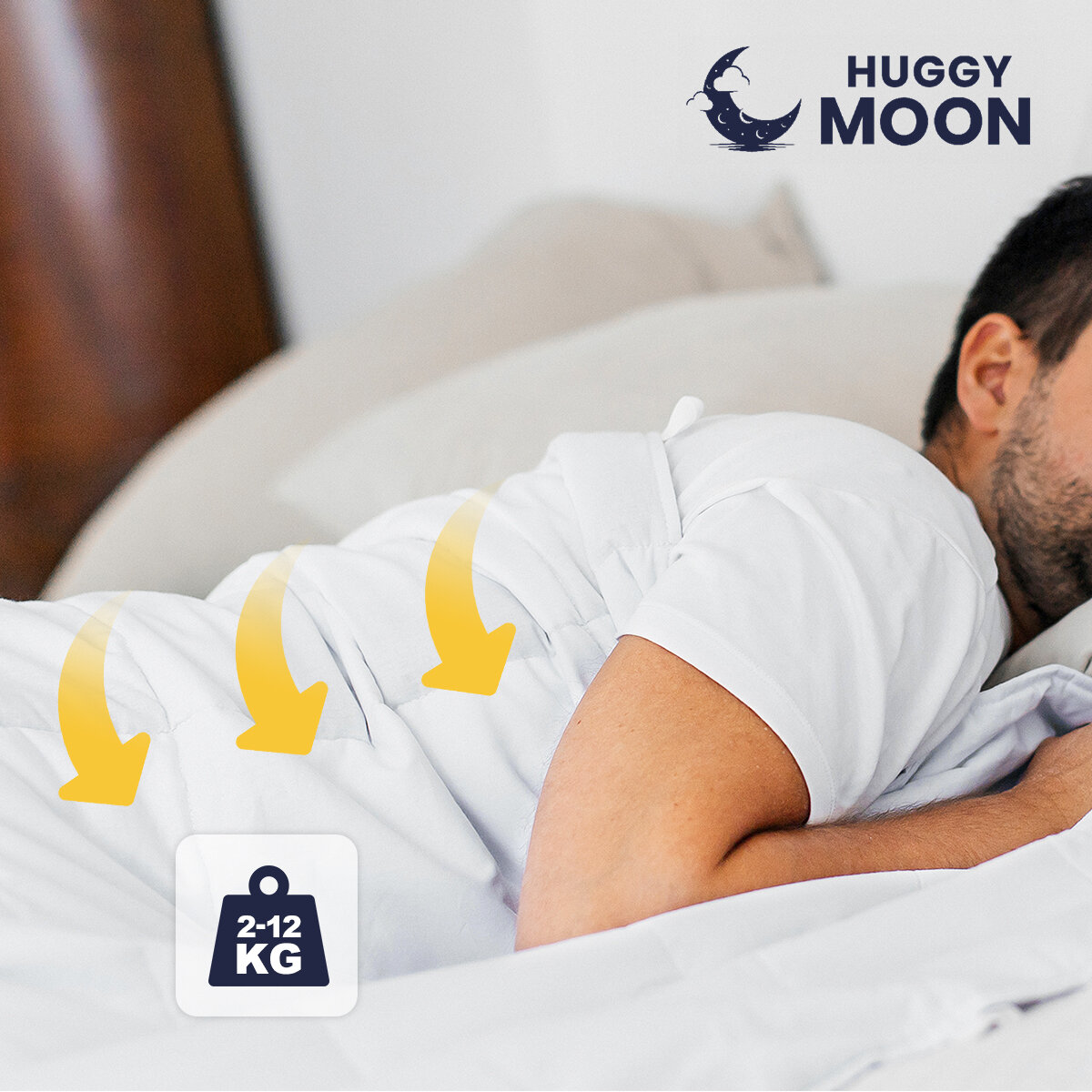 Osoba leży na łóżku przykryta białą kołdrą, obok widoczne jest logo \'HUGGY MOON\'. Na kołdrze znajdują się żółte strzałki oraz ikona z napisem \'2-12 KG\'.