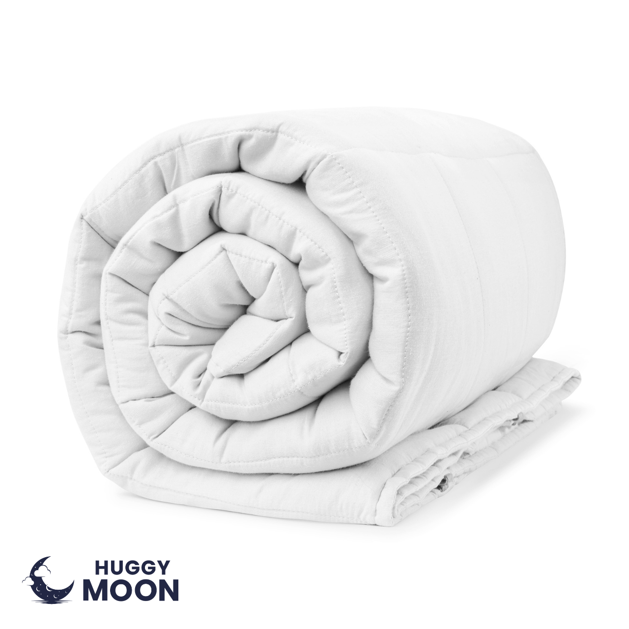 Na obrazie widoczna jest zwinięta, biała kołdra obciążeniowa. W lewym dolnym rogu znajduje się logo z napisem \'HUGGY MOON\'.