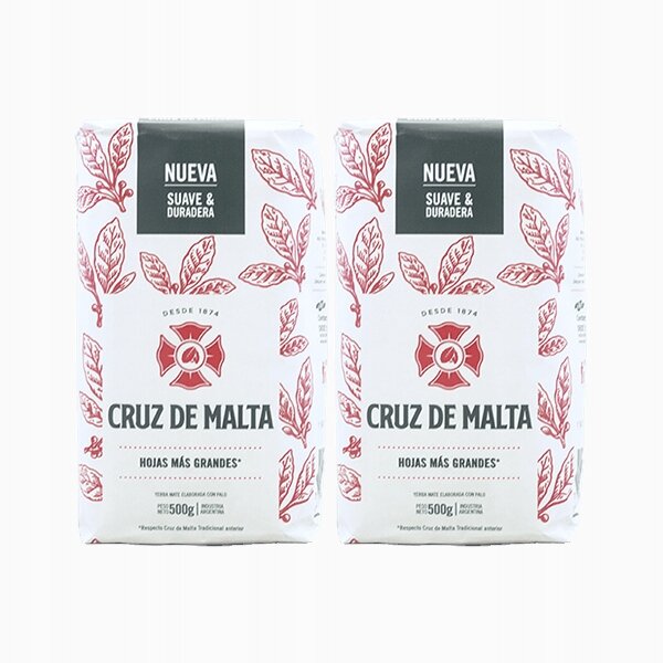 Dwa opakowania yerba mate Cruz de Malta z czerwonymi liśćmi na białym tle, z napisem \'NUEVA SUAVE & DURADERA\' oraz \'CRUZ DE MALTA HOJAS MÁS GRANDES\'. Każde opakowanie zawiera 500g produktu.