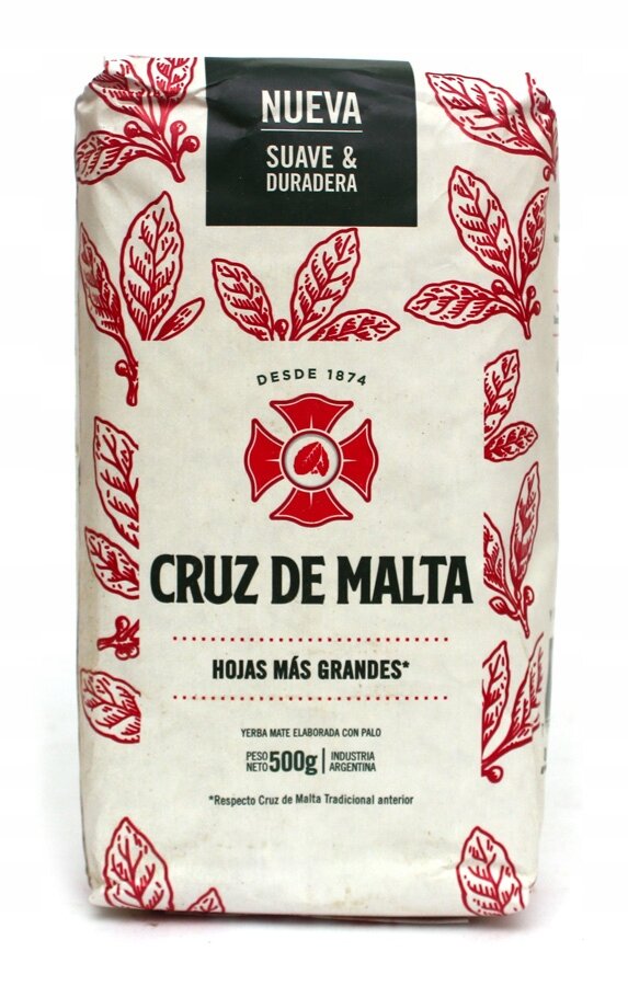 Opakowanie yerba mate Cruz de Malta z czerwonymi liśćmi i logo na białym tle. Tekst na opakowaniu: \'NUEVA SUAVE & DURADERA\', \'DESDE 1874\', \'CRUZ DE MALTA\', \'HOJAS MÁS GRANDES\', \'Yerba mate elaborada con palo\', \'Peso neto 500g\', \'Industria Argentina\'.