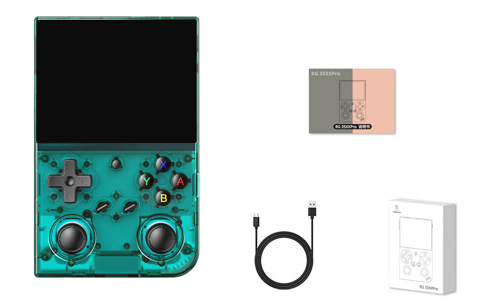 Na obrazie widoczna jest zielona przenośna konsola do gier z przyciskami i dwoma joystickami. Obok znajdują się kabel USB, karta z grafiką konsoli oraz pudełko z napisem \'RG353XXPro\'.