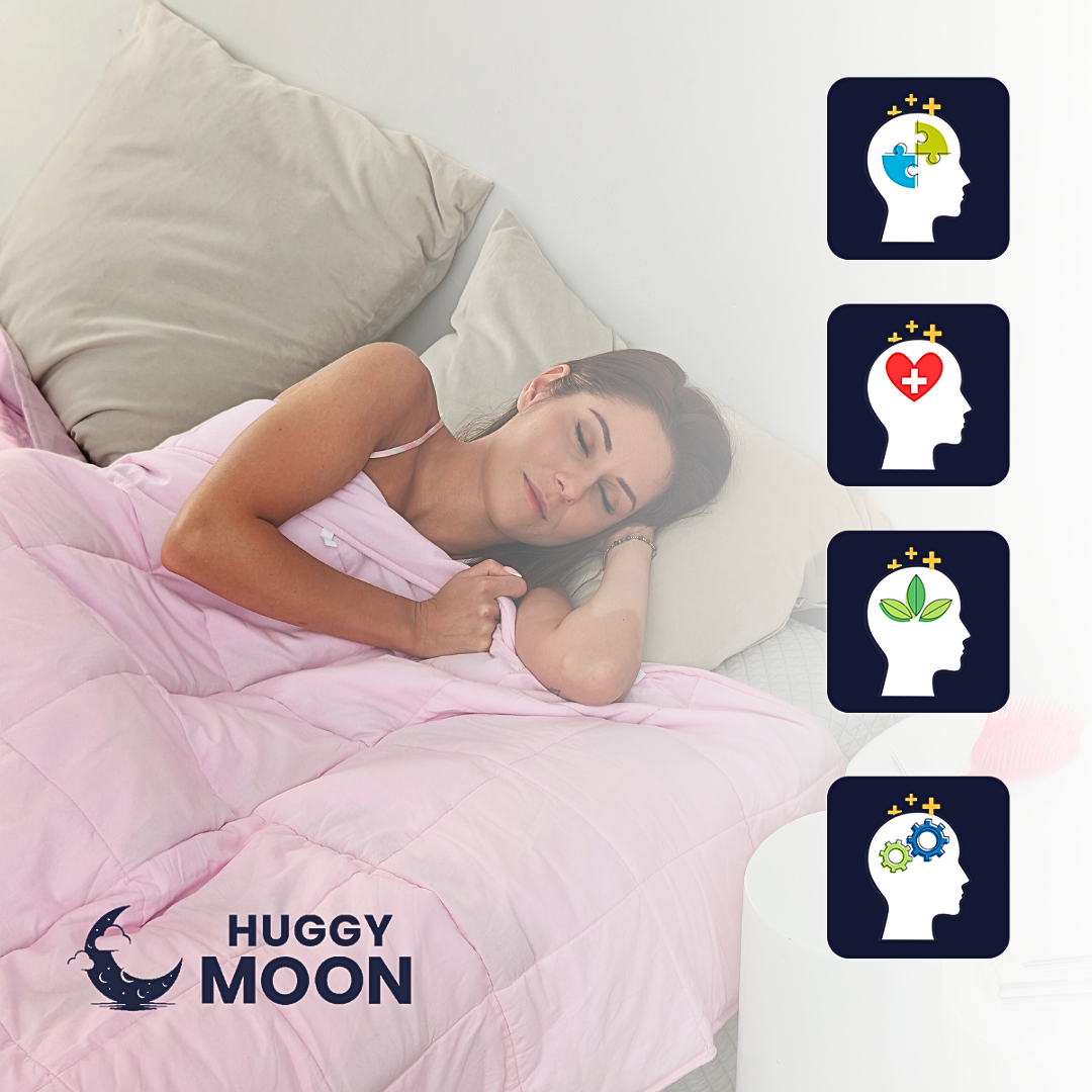 Osoba śpi pod różową kołdrą, obok widoczne są cztery ikony przedstawiające profile głowy z różnymi symbolami. Na kołdrze znajduje się logo \'HUGGY MOON\'.