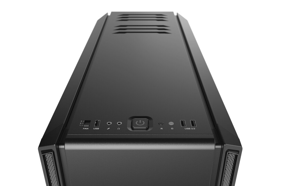 Obudowa komputera w kolorze czarnym z panelem przednim zawierającym przycisk zasilania, porty USB, gniazda audio oraz przycisk do regulacji wentylatora. Na górze obudowy widoczne są otwory wentylacyjne.