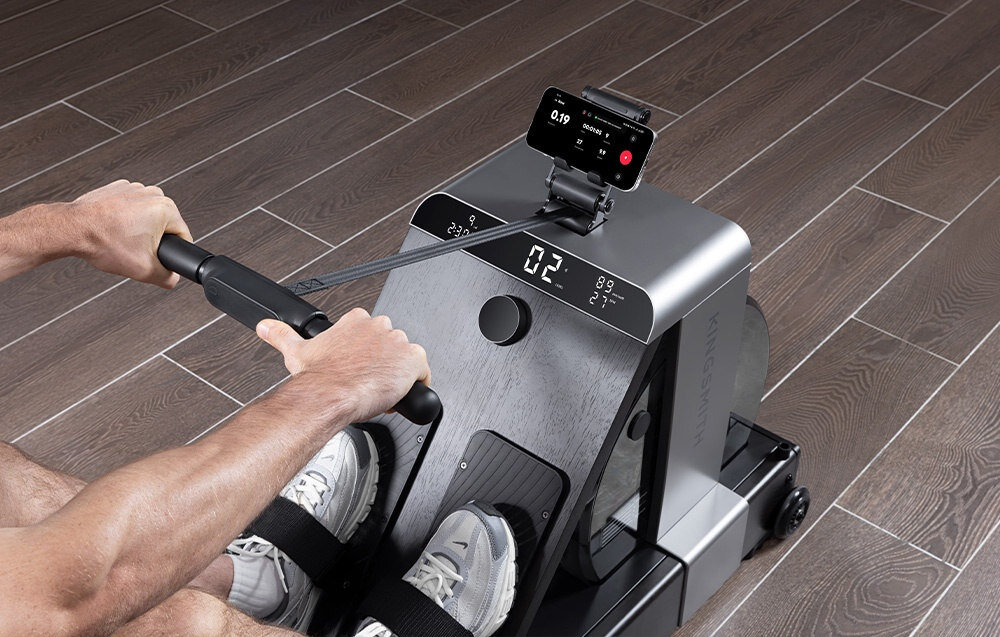 Wioślarz wodno-magnetyczny KINGSMITH WM20 zdjęcie lifestyle  Dane na wyświetlaczu Stały podgląd parametrów Bluetooth z aplikacją KS Fit Współpraca z platformą Kinomap