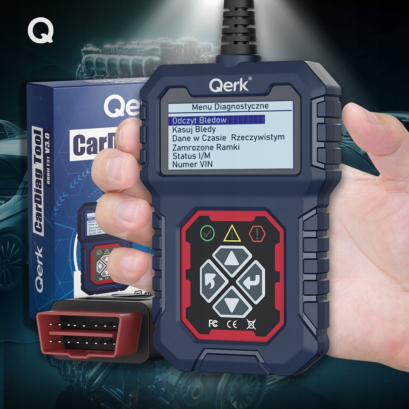 Osoba trzyma urządzenie diagnostyczne OBD z wyświetlaczem pokazującym menu: \'Odczyt Błędów, Kasuj Błędy, Dane w Czasie Rzeczywistym, Zamrożone Ramki, Status I/M, Numer VIN\'. W tle widoczne jest opakowanie z napisem \'Qerk CarDiag Tool\'.