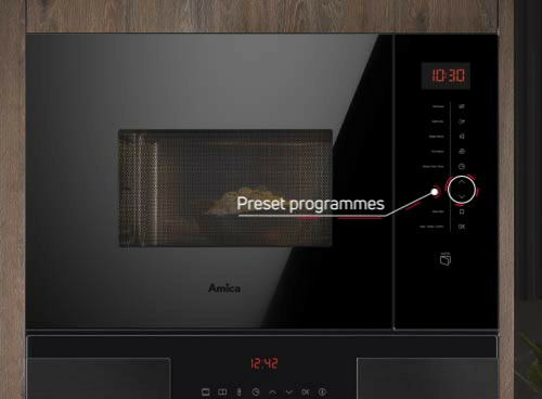 Czarna kuchenka mikrofalowa z wyświetlaczem pokazującym godzinę 10:30 i przyciskiem oznaczonym jako \'Preset programmes\'. Widoczne jest logo \'Amica\'.