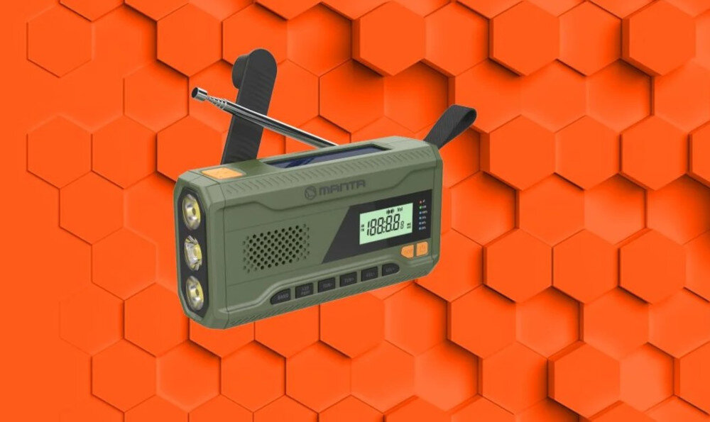 Zielone przenośne radio z wyświetlaczem cyfrowym i trzema przyciskami na obudowie, z widoczną anteną. Tło składa się z pomarańczowych sześciokątów.
