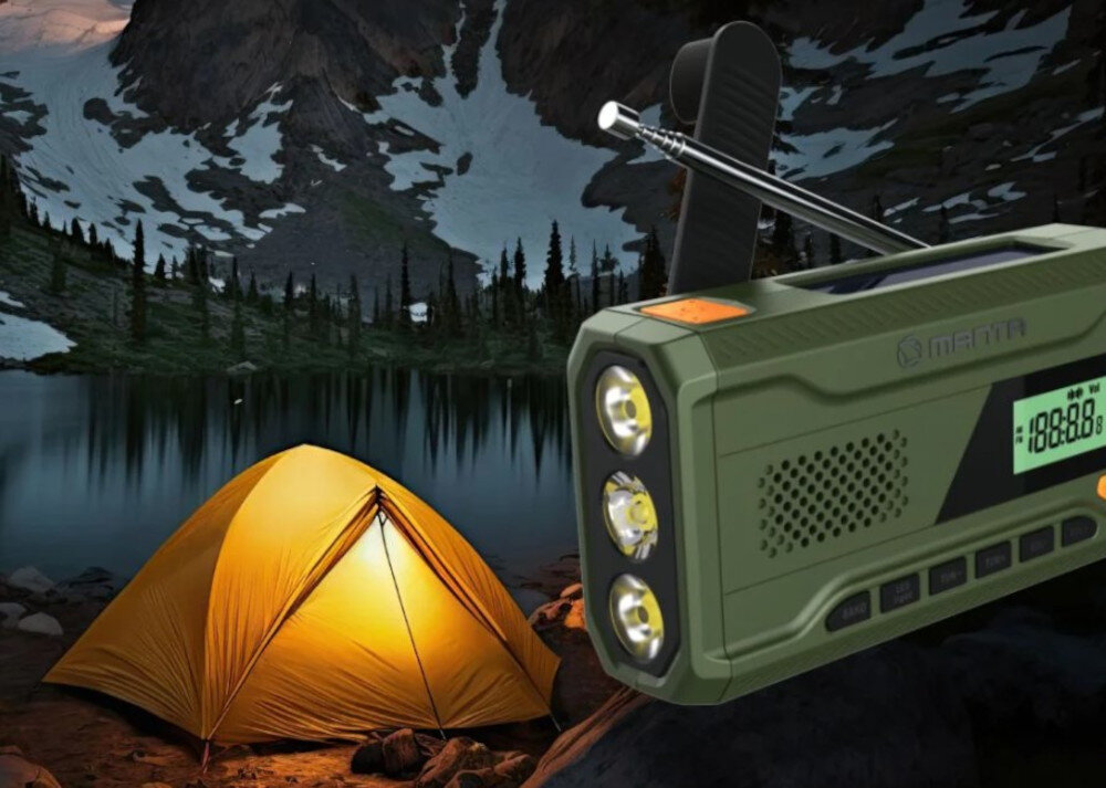 Na tle górskiego krajobrazu z namiotem widać zielone przenośne radio z trzema diodami LED i wysuniętą anteną. Na wyświetlaczu radia widoczny jest napis \'88.8\'.