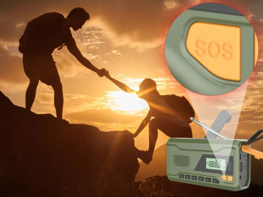 Na tle zachodzącego słońca dwie osoby wspinają się na skałę, jedna pomaga drugiej. W prawym dolnym rogu widoczne jest zielone radio z wyświetlaczem i przyciskiem \'SOS\'.