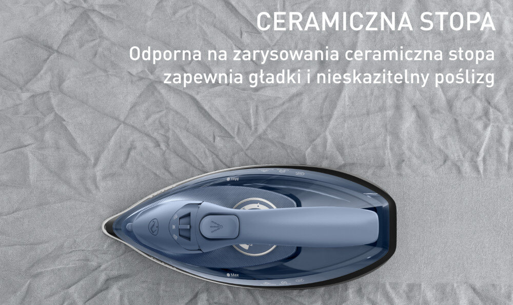 Zdjęcie przedstawia żelazko z niebieską rączką i ceramiczną stopą na tle szarego materiału. Na obrazie widoczny jest tekst: \'CERAMICZNA STOPA Odporna na zarysowania ceramiczna stopa zapewnia gładki i nieskazitelny poślizg\'.