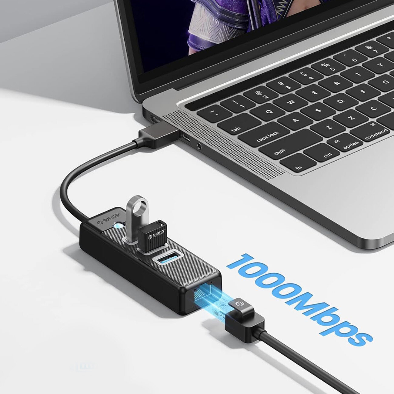 Na obrazie widoczny jest czarny hub USB podłączony do laptopa, z kilkoma wtyczkami USB i kablem Ethernet. Obok huba znajduje się napis \'1000Mbps\'.
