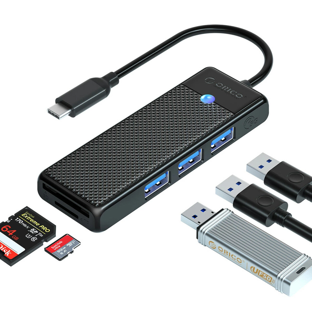 Na obrazie widoczny jest czarny hub USB z trzema portami USB-A 3.0 i czytnikiem kart microSD/SD. Obok znajdują się karty pamięci i pendrive z logo Orico.