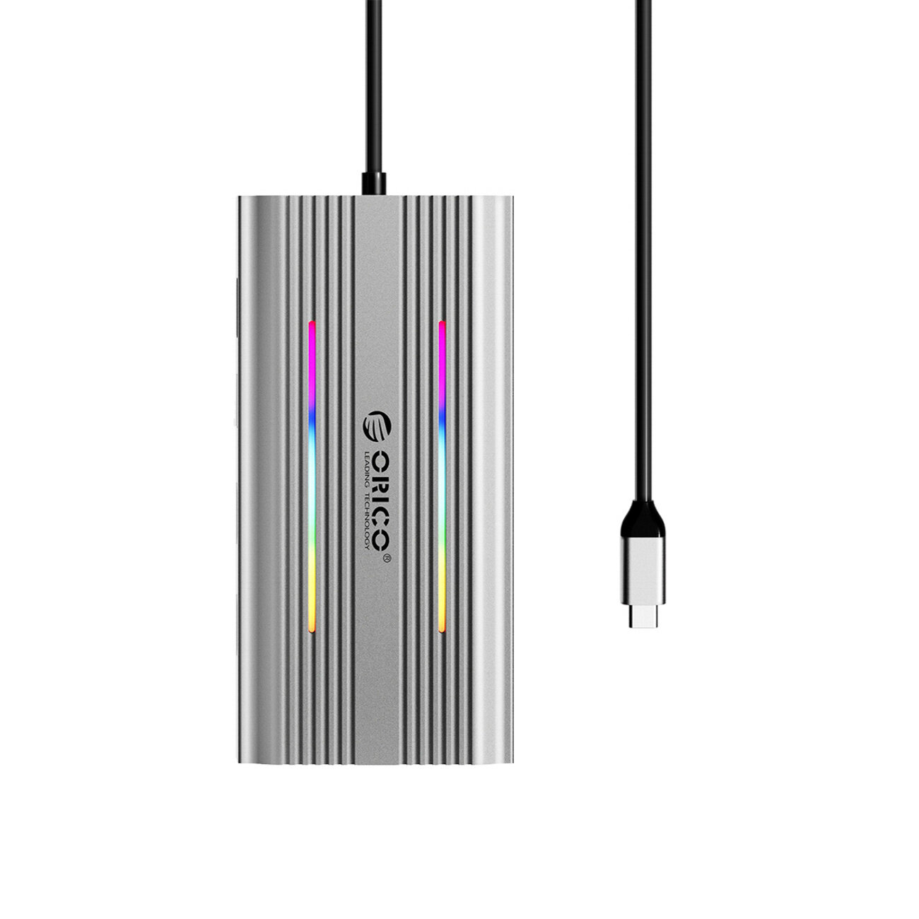 Szara stacja dokująca z logo \'Orico\' i kolorowymi podświetleniami RGB po bokach. Do urządzenia podłączony jest czarny kabel USB-C.
