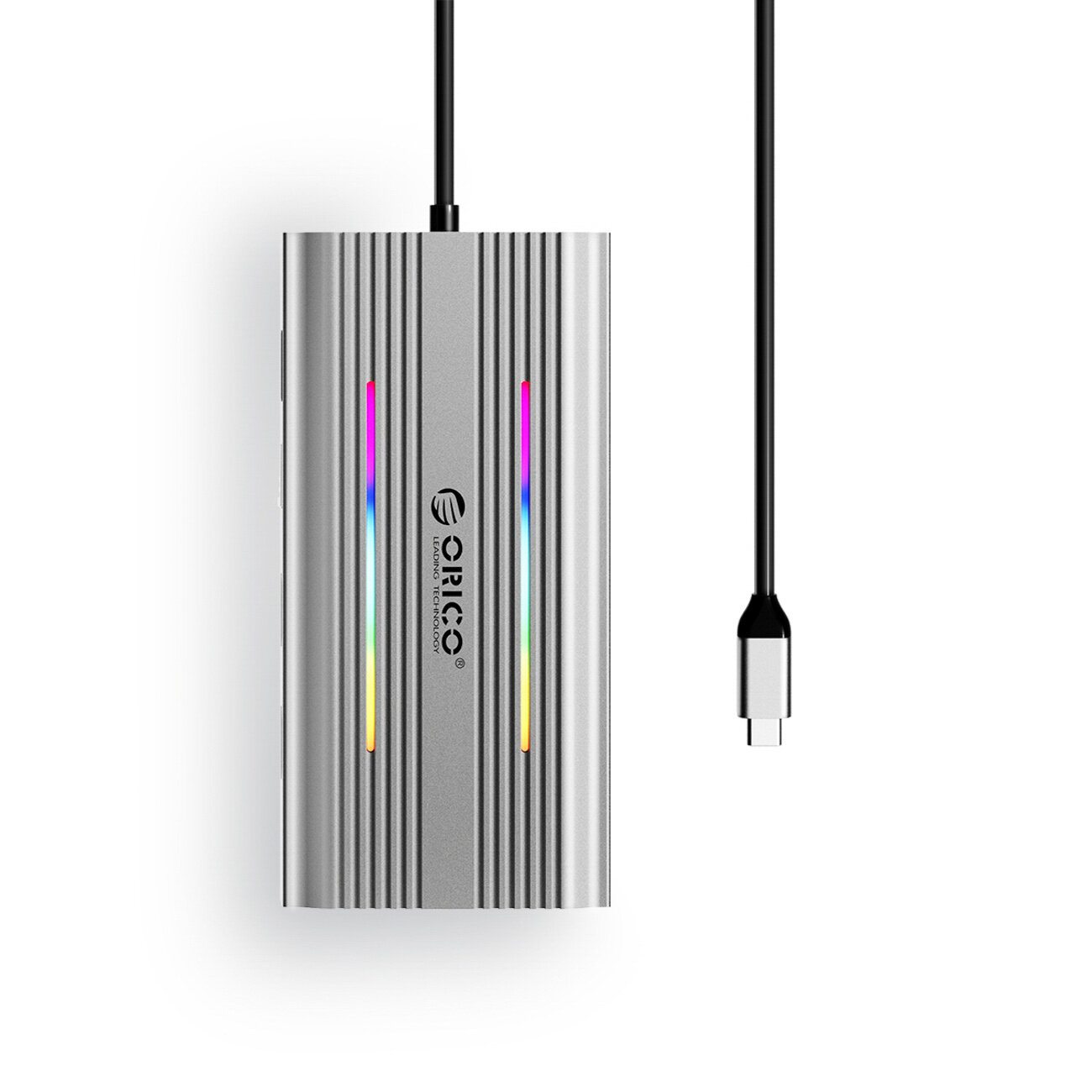 Srebrna stacja dokująca z logo \'Orico\' i kolorowymi podświetleniami po bokach. Do urządzenia podłączony jest czarny kabel USB-C.