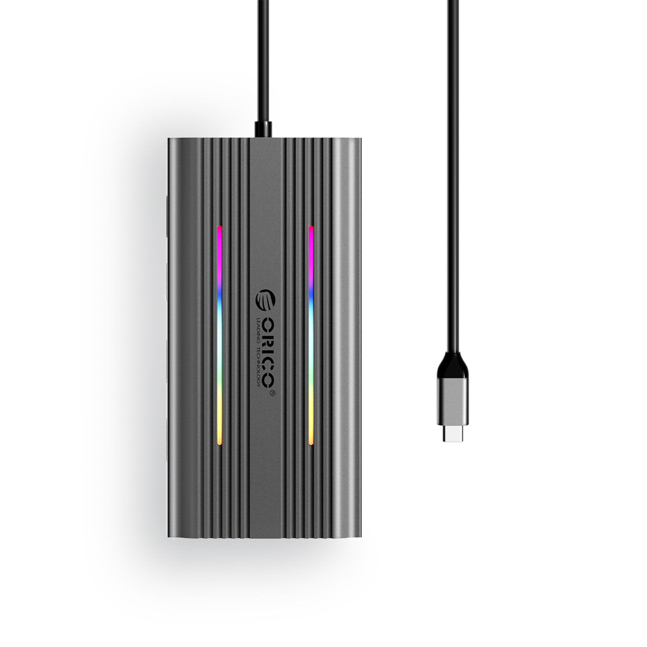 Szara stacja dokująca z logo \'Orico\' i kolorowymi podświetleniami RGB po bokach. Obok znajduje się czarny kabel USB-C.