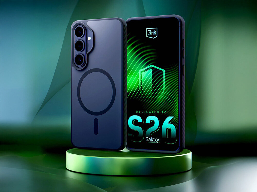 Na obrazie widoczne jest czarne etui z trzema otworami na aparaty oraz okrągłym wzorem. Obok znajduje się telefon z wyświetlaczem pokazującym logo \'3mk\' oraz tekst \'DEDICATED TO S26\'.