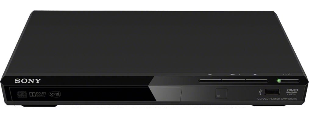 Czarny odtwarzacz DVD z logo SONY na przednim panelu. Widoczne są przyciski sterujące oraz port USB, a także napisy \'DOLBY DIGITAL\', \'Xvid\' i \'CD/DVD PLAYER DVP-SR370\'.