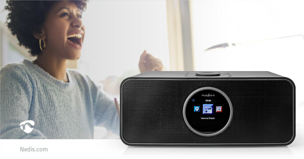Czarne radio internetowe z wyświetlaczem pokazującym ikonki i napis \'Internet Radio\'. W tle widoczna jest osoba oraz logo \'Nedis.com\'.