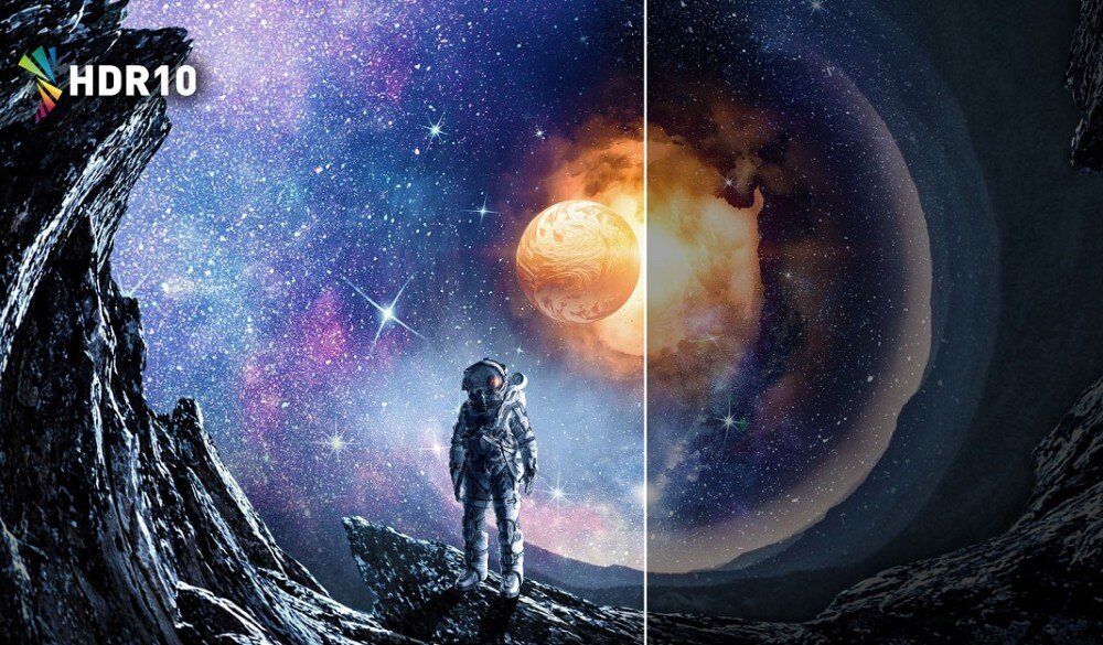 Obraz przedstawia astronautę stojącego na powierzchni kosmicznej, z widokiem na kolorową galaktykę i planetę w tle. W lewym górnym rogu widnieje logo \'HDR10\'.