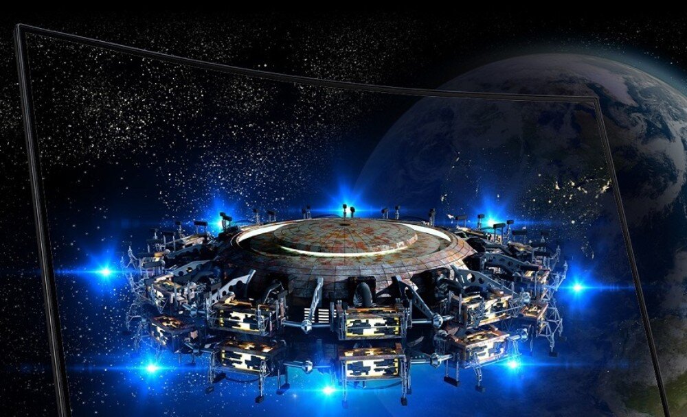 Obraz przedstawia futurystyczną stację kosmiczną unoszącą się w przestrzeni kosmicznej z widoczną planetą w tle. Stacja jest oświetlona niebieskimi światłami, a wokół niej widać gwiazdy.