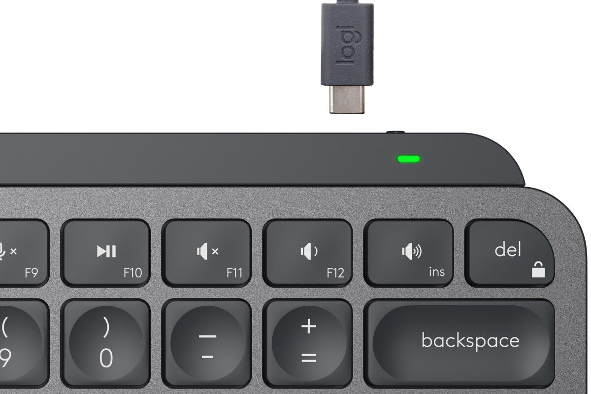 Fragment klawiatury z widocznymi klawiszami funkcyjnymi i numerycznymi oraz podłączonym kablem USB-C z logo \'logi\'.