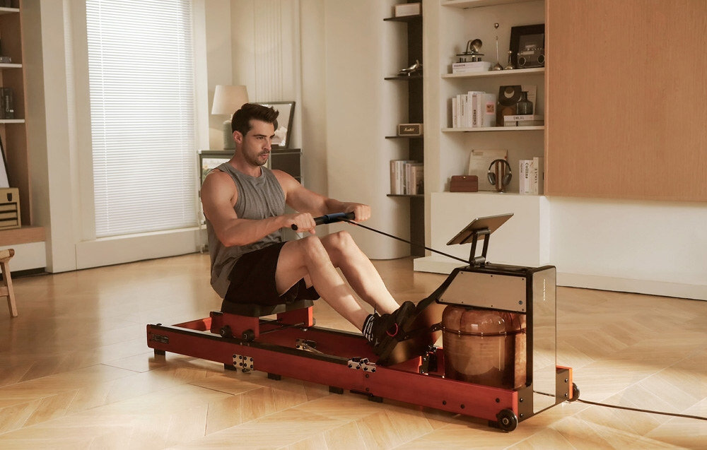 Wioślarz wodno-magnetyczny KINGSMITH WM10 Pro Orzechowy zdjęcie lifestyle Pełny zakres ruchu Prowadnica o długości 1250 mm  Ergonomicznie wyprofilowane siedzisko regulowane paski na stopy Uchwyt o szerokości 420 mm 