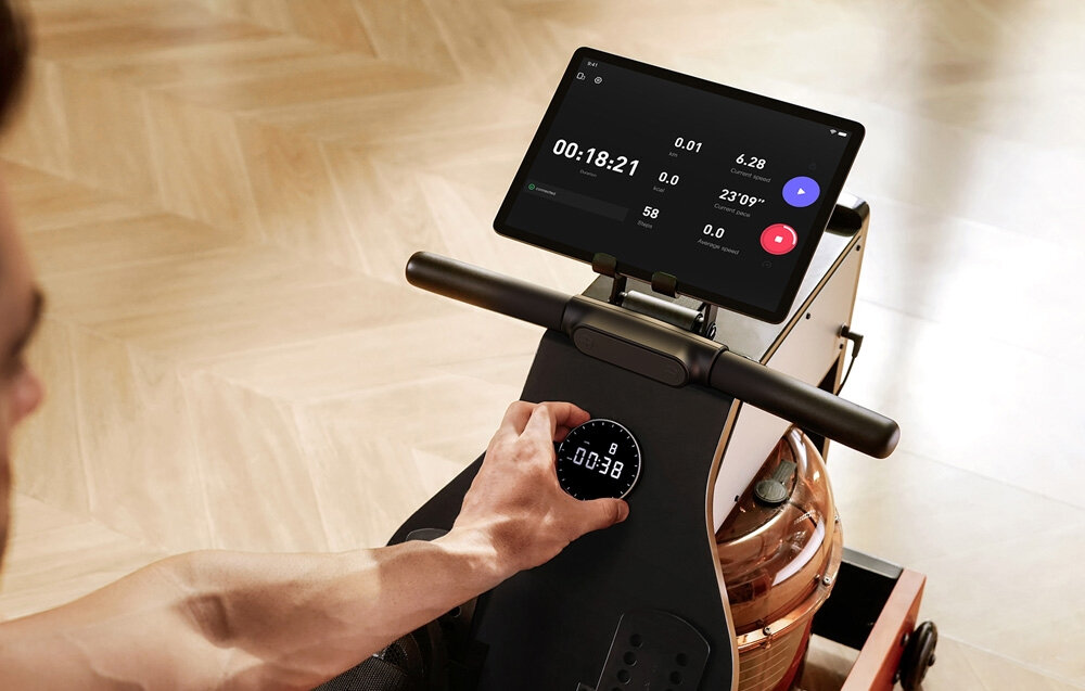 Wioślarz wodno-magnetyczny KINGSMITH WM10 Pro Orzechowy zdjęcie lifestyle Czytelne dane treningowe Wyświetlacz Wbudowany Bluetooth z aplikacją KS Fit
