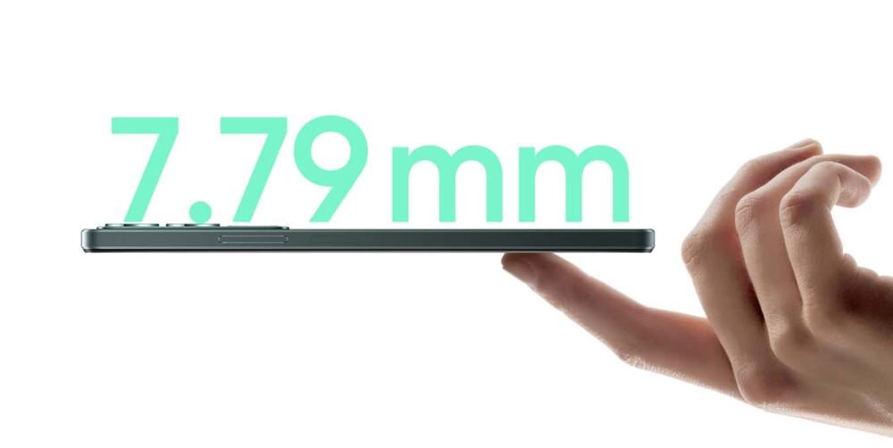 Smartfon trzymany na palcu, z widoczną grubością 7.79 mm.