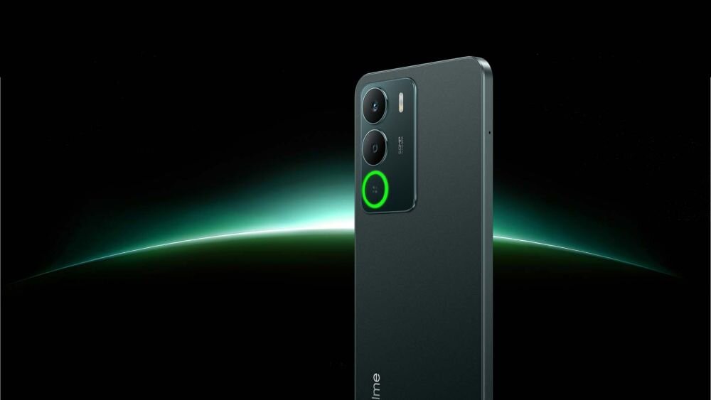 Smartfon z trzema aparatami na tylnej obudowie, z logo \'realme\' widocznym na dole. Tło jest ciemne z zielonym światłem przypominającym wschód słońca.