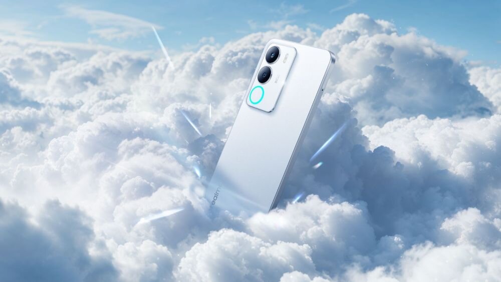 Biały smartfon unosi się wśród chmur, z widocznymi dwoma obiektywami aparatu i logo na obudowie. Tło jest jasne i niebieskie, przypominające niebo.