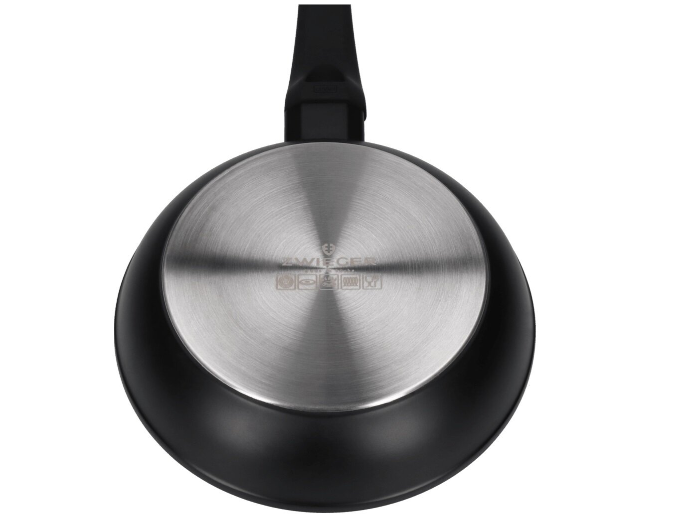 Obraz przedstawia spód czarnej patelni z metalowym środkiem, na którym widnieje logo \'ZWIEGER\' oraz kilka symboli użytkowych.