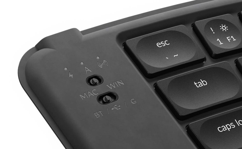 KEYCHRON B11P-K1 Keychron B11 Pro trzy sposoby połączenia Bluetooth 5.3, łączność 2,4 GHz tryb przewodowy trybie 2,4 GHz 1000 Hz macOS, iOS, Windows, Android i Linux - Zbliżenie na narożnik klawiatury z przełącznikami wyboru systemu operacyjnego i trybu połączenia oraz diodami LED