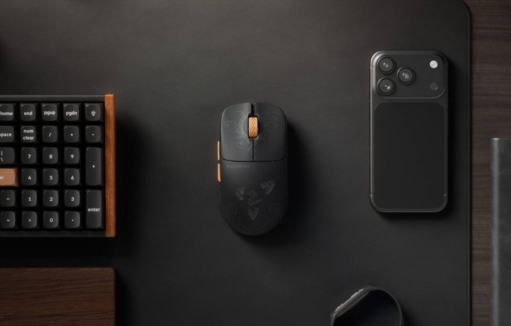 Mysz KEYCHRON G3-Z1 Mysz komputerowa z wzorami widoczna z góry, leżąca na podkładce obok klawiatury oraz smartfona