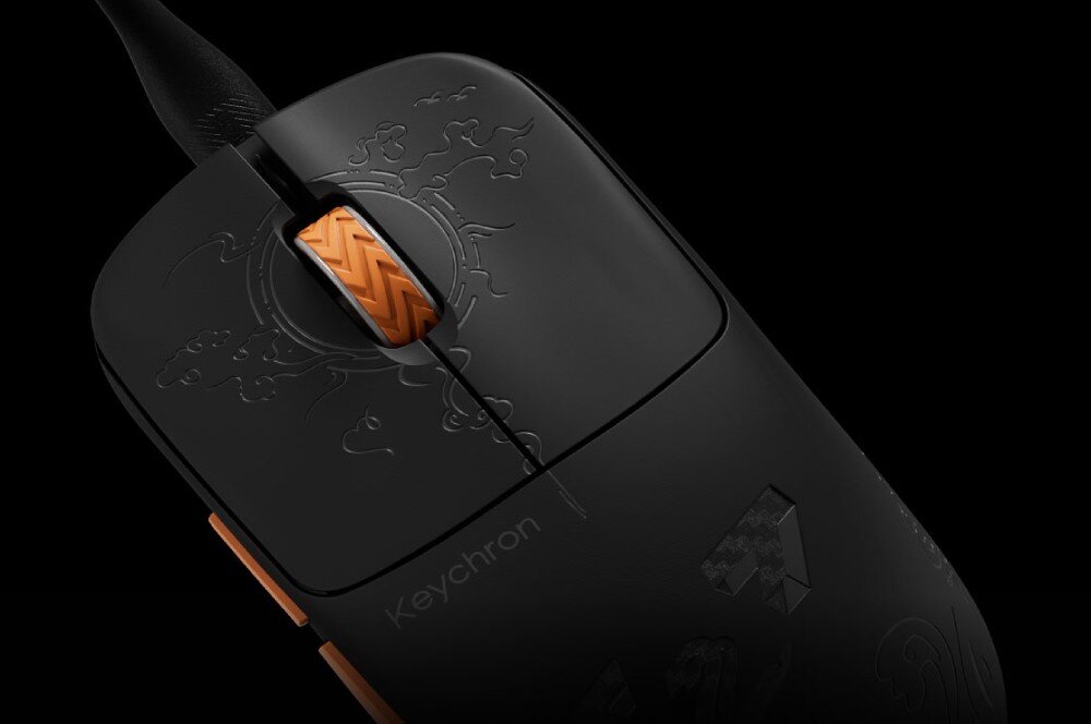 Mysz KEYCHRON G3-Z1 Zbliżenie na przednią część myszy komputerowej z rolką przewijania, kabel oraz ozdobne wzory na obudowie