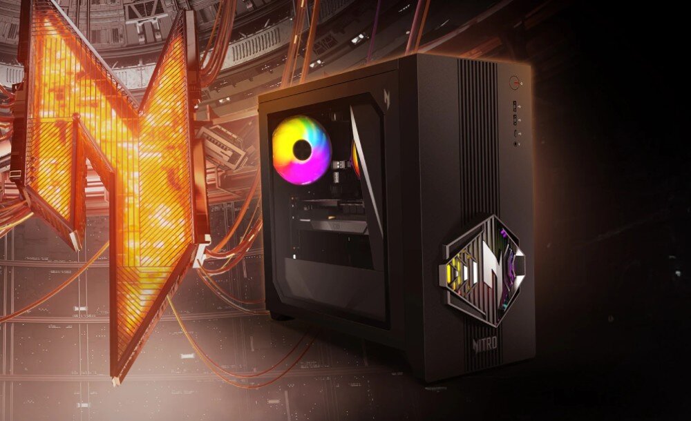 Komputer ACER Nitro N30-100 Obudowa komputera stacjonarnego z przezroczystym panelem bocznym ukazującym podświetlony wentylator oraz geometrycznym logo na froncie