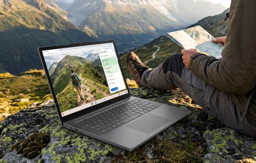Osoba korzysta z laptopa Lenovo Chromebook z mapą szlaku na ekranie podczas planowania górskiej wędrówki w terenie