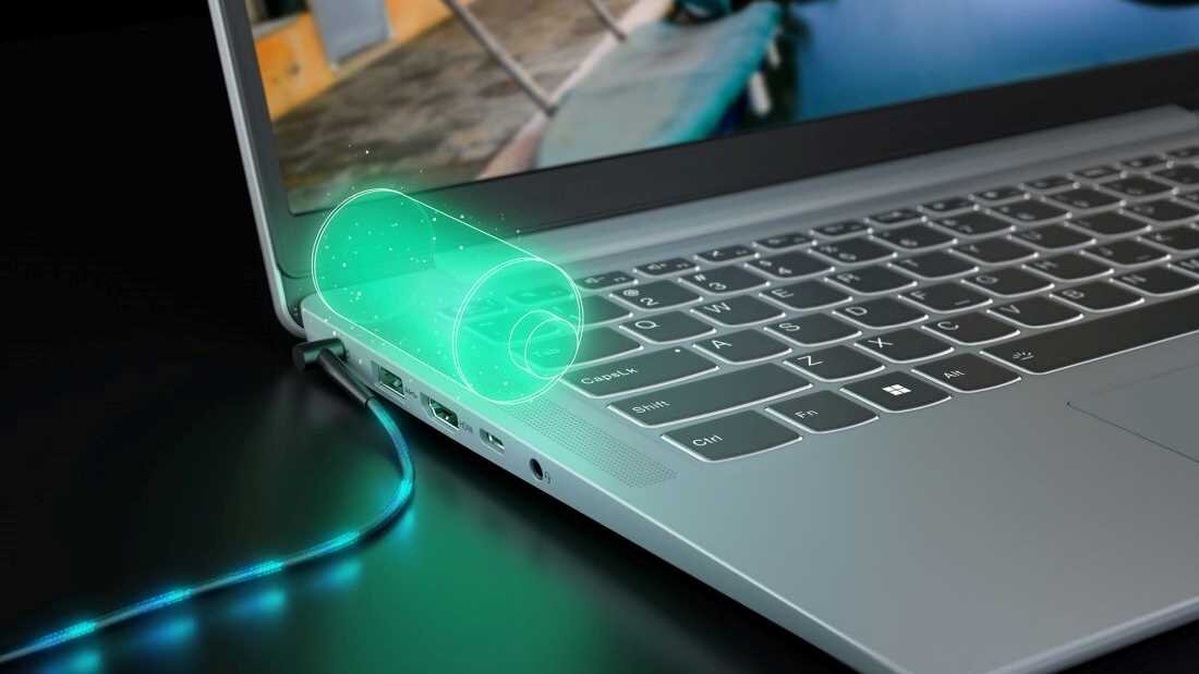 Port USB-C z Power Delivery i funkcja Rapid Charge Boost w laptopie LENOVO IdeaPad Slim 3 15AMN8 82XQ01PHPB