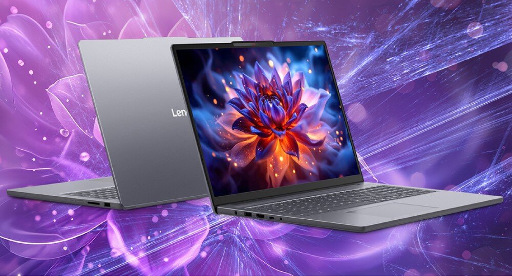 Dwa laptopy z widocznym logo \'Lenovo\' na tle abstrakcyjnej, fioletowej grafiki z motywem kwiatowym. Ekran jednego z laptopów wyświetla kolorowy obraz kwiatu.