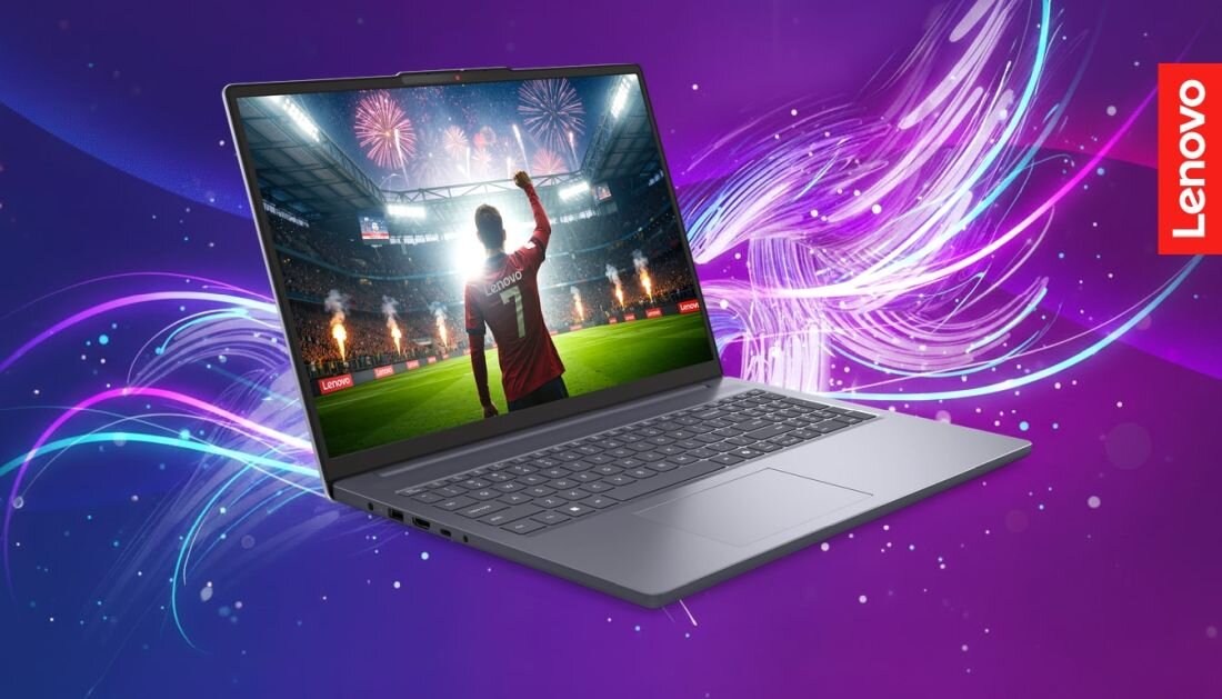 Laptop Lenovo z ekranem Full HD wyświetla mecz piłkarski na stadionie podczas oglądania transmisji i rozrywki multimedialnej.