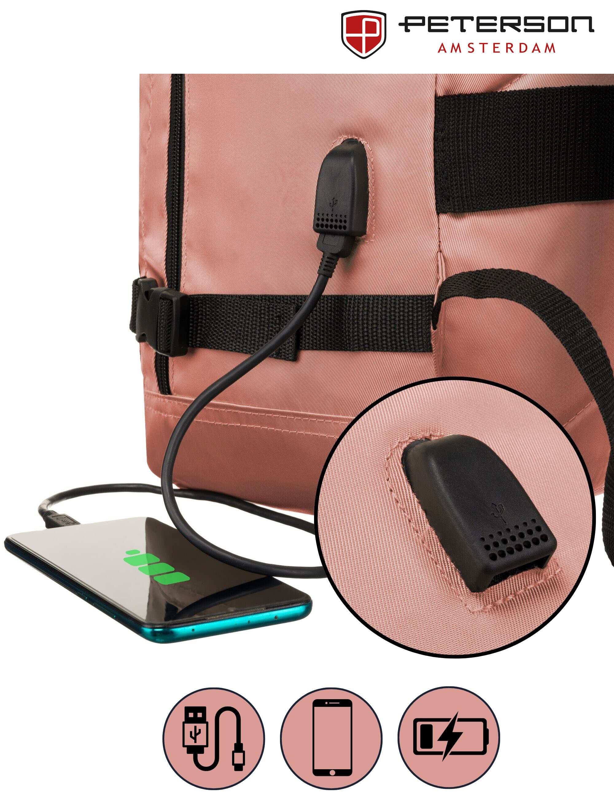Różowy plecak z portem USB, do którego podłączony jest kabel ładujący smartfon. Widoczne logo: PETERSON AMSTERDAM.