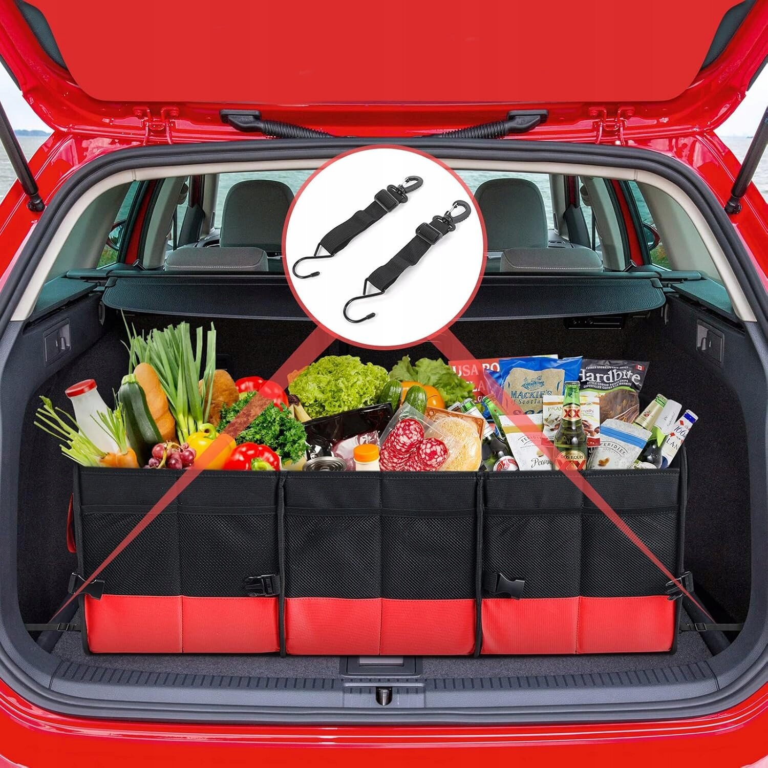 W bagażniku samochodu znajduje się duży organizer z trzema komorami, wypełniony różnorodnymi produktami spożywczymi. Na obrazie widoczne są również dwa czarne paski z haczykami, pokazane w powiększeniu.