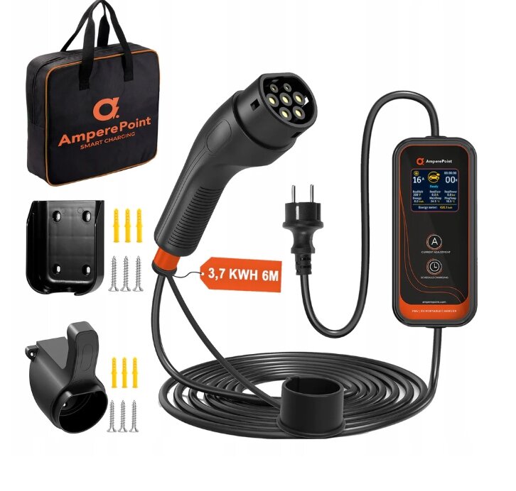 Na obrazie znajduje się ładowarka AmperePoint z kablem i wtyczką, obok której widoczna jest torba z logo \'AmperePoint SMART CHARGING\'. Obok ładowarki znajdują się akcesoria montażowe oraz etykieta z napisem \'3,7 KWH 6M\'.