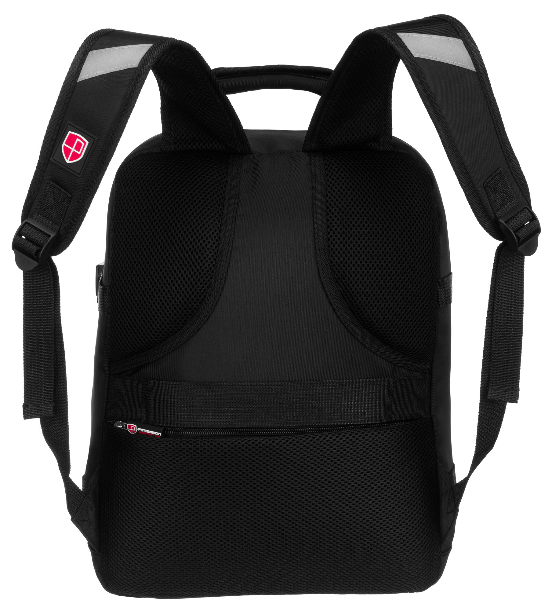 Czarny plecak z regulowanymi szelkami i uchwytem na górze. Na jednej z szelek widoczne jest logo w kształcie tarczy z literą \'P\'.
