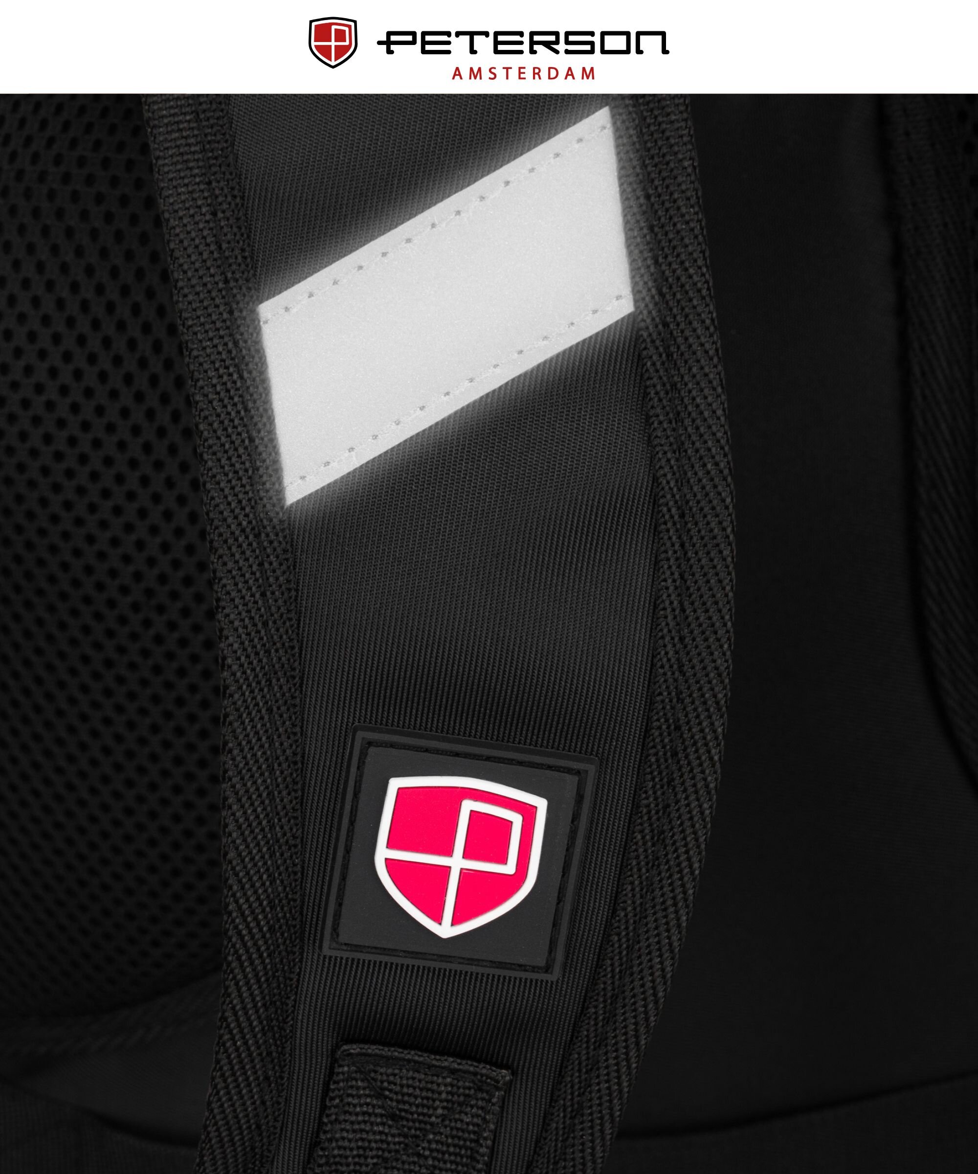 Czarny plecak z widocznym logo w kształcie tarczy z literą \'P\' oraz białym paskiem odblaskowym. Na górze obrazu znajduje się napis \'PETERSON AMSTERDAM\'.