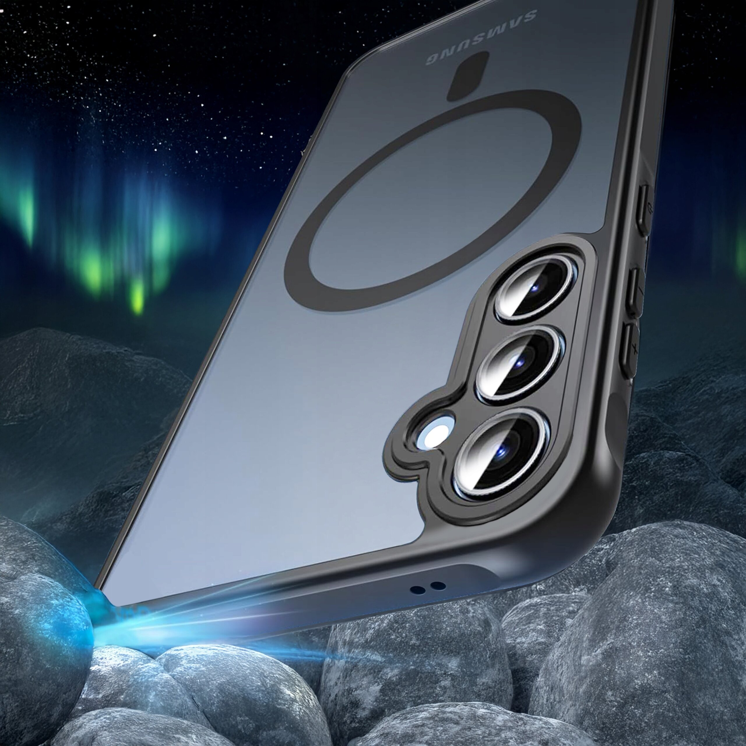 Obraz przedstawia czarne, matowe etui magnetyczne na telefon Samsung z trzema widocznymi obiektywami aparatu. W tle widać nocne niebo z zorzami polarnymi oraz kamienie.