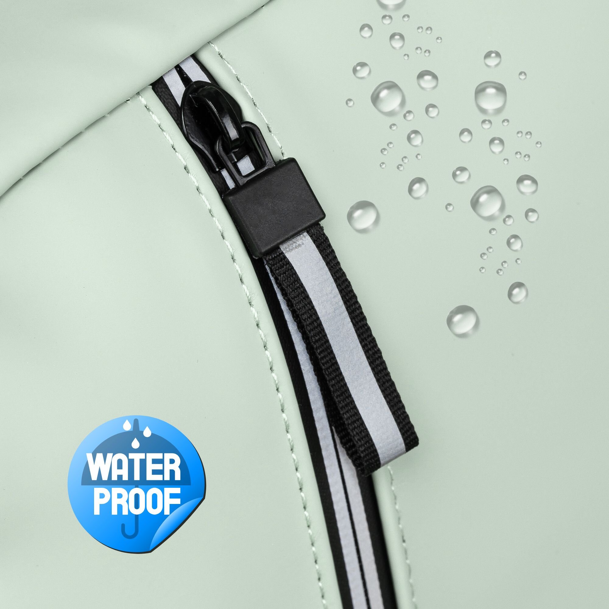 Zbliżenie na zamek błyskawiczny zielonego materiału z kroplami wody, obok znajduje się niebieska naklejka z napisem \'WATER PROOF\'.