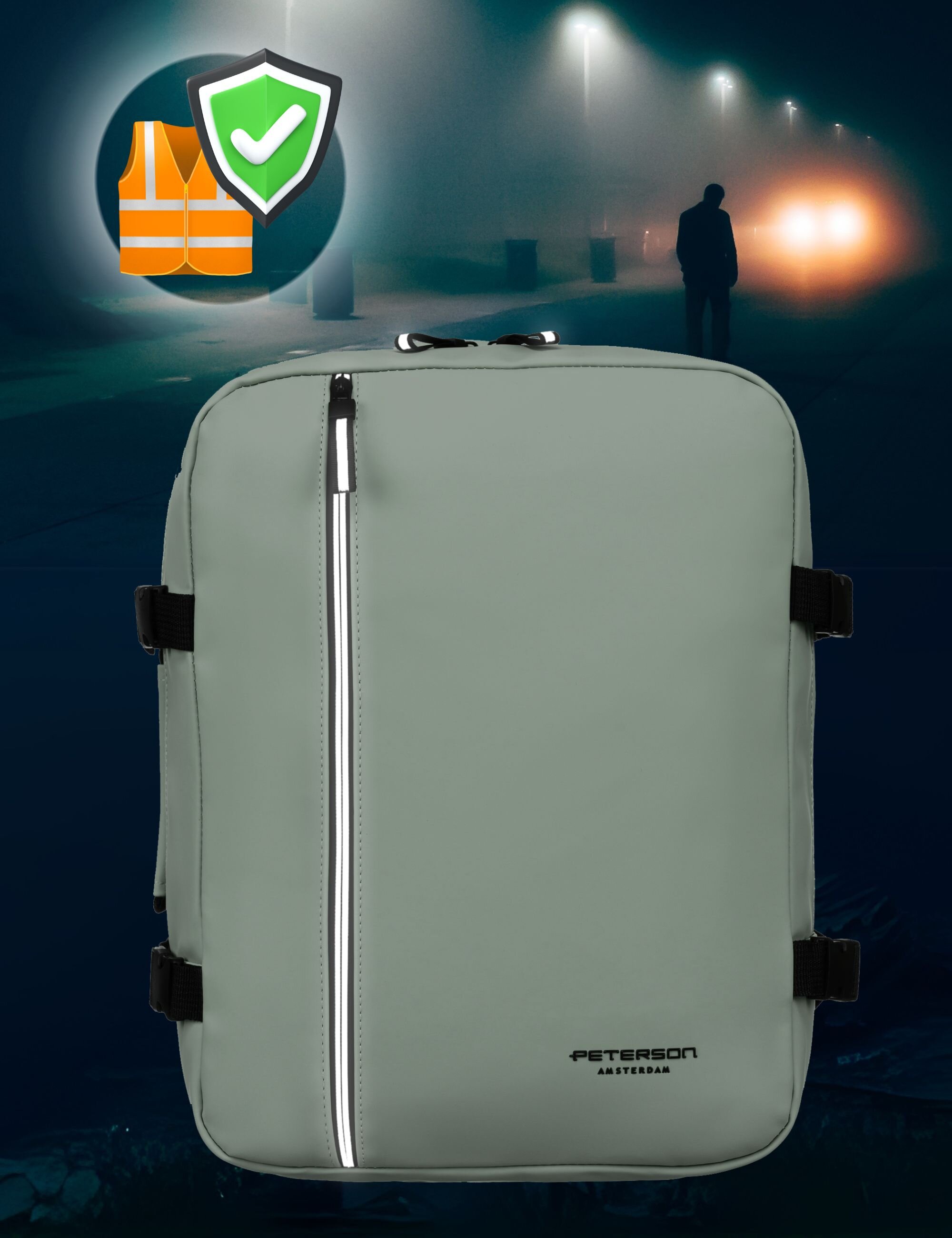 Zielony plecak z widocznym logo \'Peterson Amsterdam\' na ciemnym tle z postacią w oddali. W lewym górnym rogu znajduje się ikona kamizelki odblaskowej z zielonym znakiem zatwierdzenia.