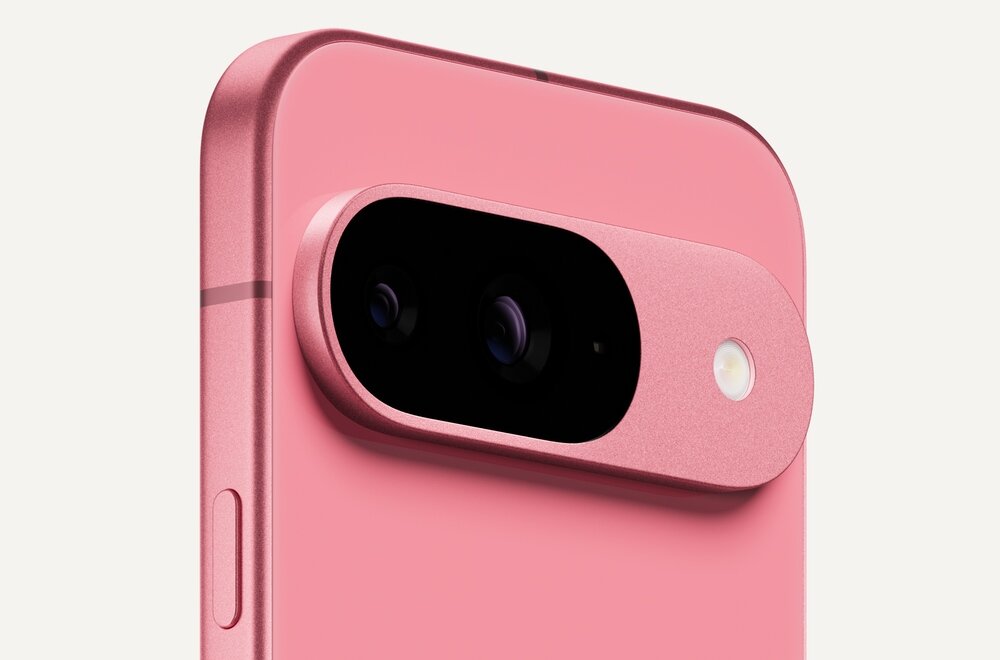 Zbliżenie na różowy smartfon z podwójnym aparatem i lampą błyskową. Na bocznej krawędzi widoczny jest przycisk.
