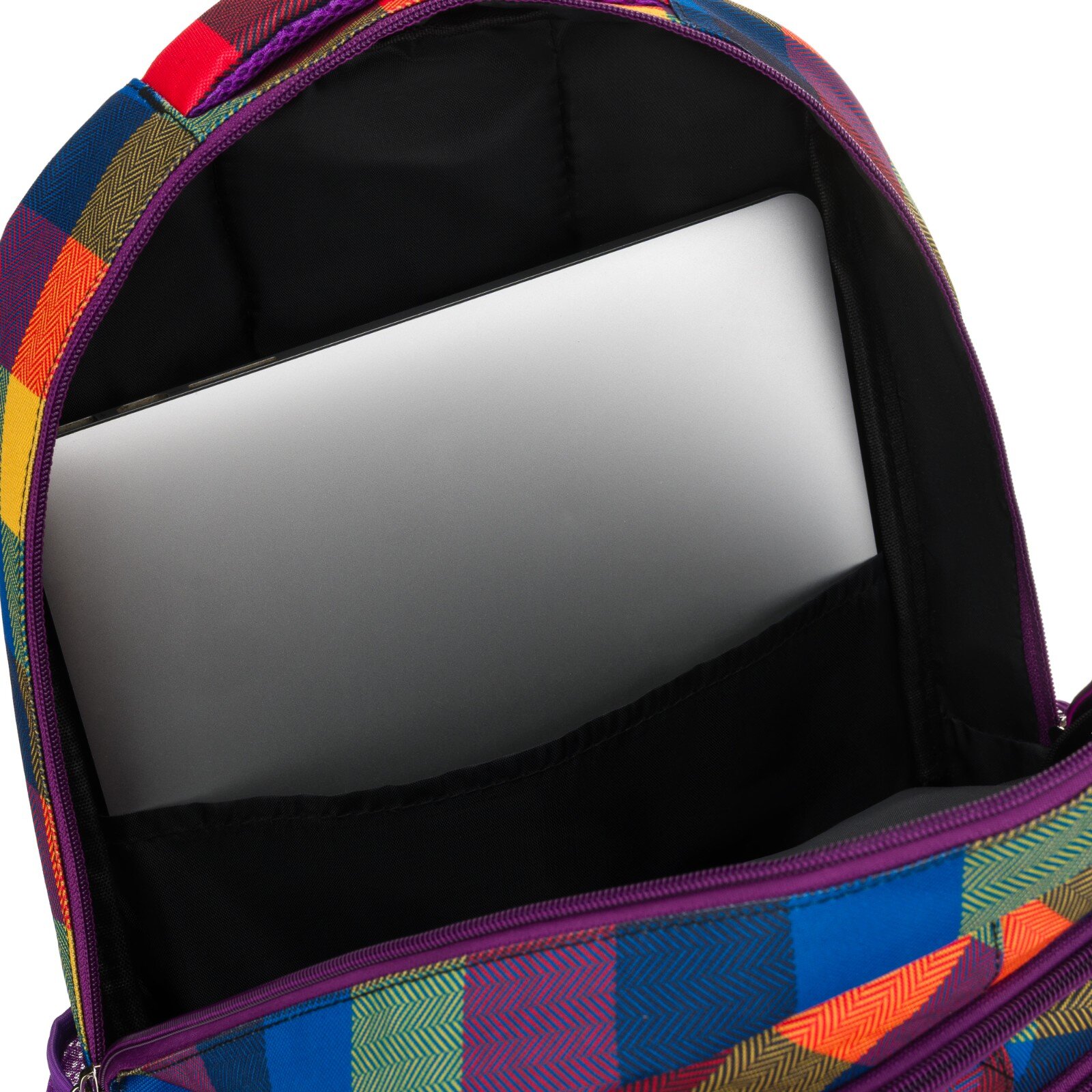 Kolorowy plecak z otwartą komorą, w której znajduje się laptop. Wnętrze plecaka jest czarne, a zewnętrzna część ma wzór w kolorowe kwadraty.