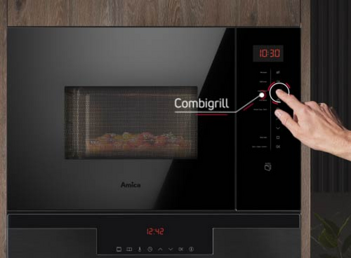 Czarna kuchenka mikrofalowa z panelem dotykowym i wyświetlaczem pokazującym godzinę 10:30. Na drzwiach widoczny jest napis \'Combigrill\' oraz logo \'Amica\'.
